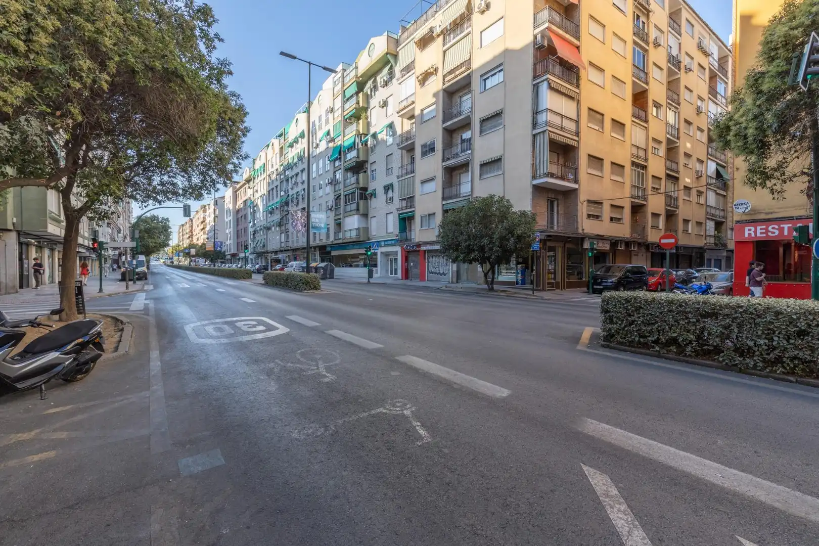 Vista exterior de Pis en venda en Granada amb Calefacció i Balcó
