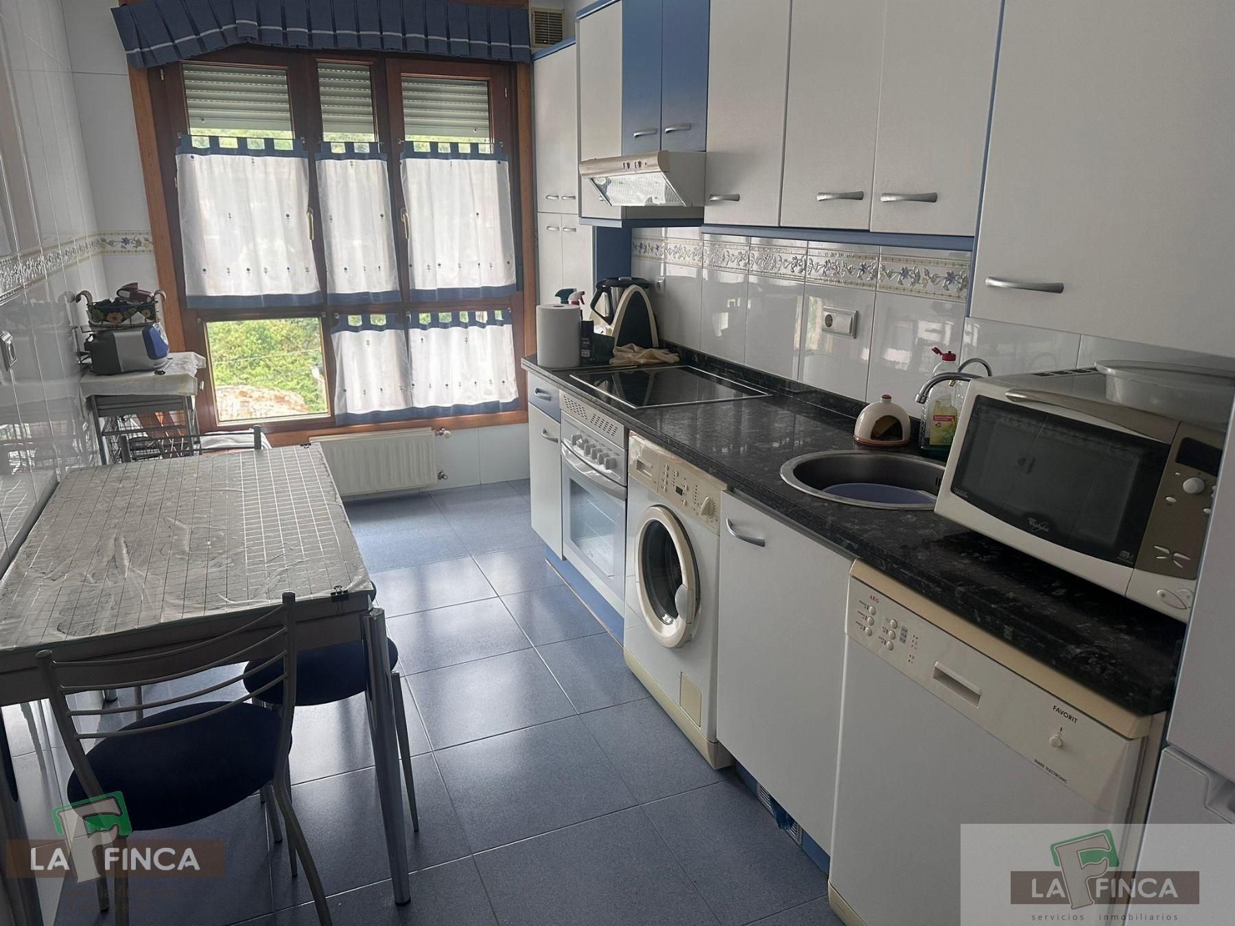 Cocina de Piso en venta en Oviedo  con Calefacción, Trastero y Amueblado