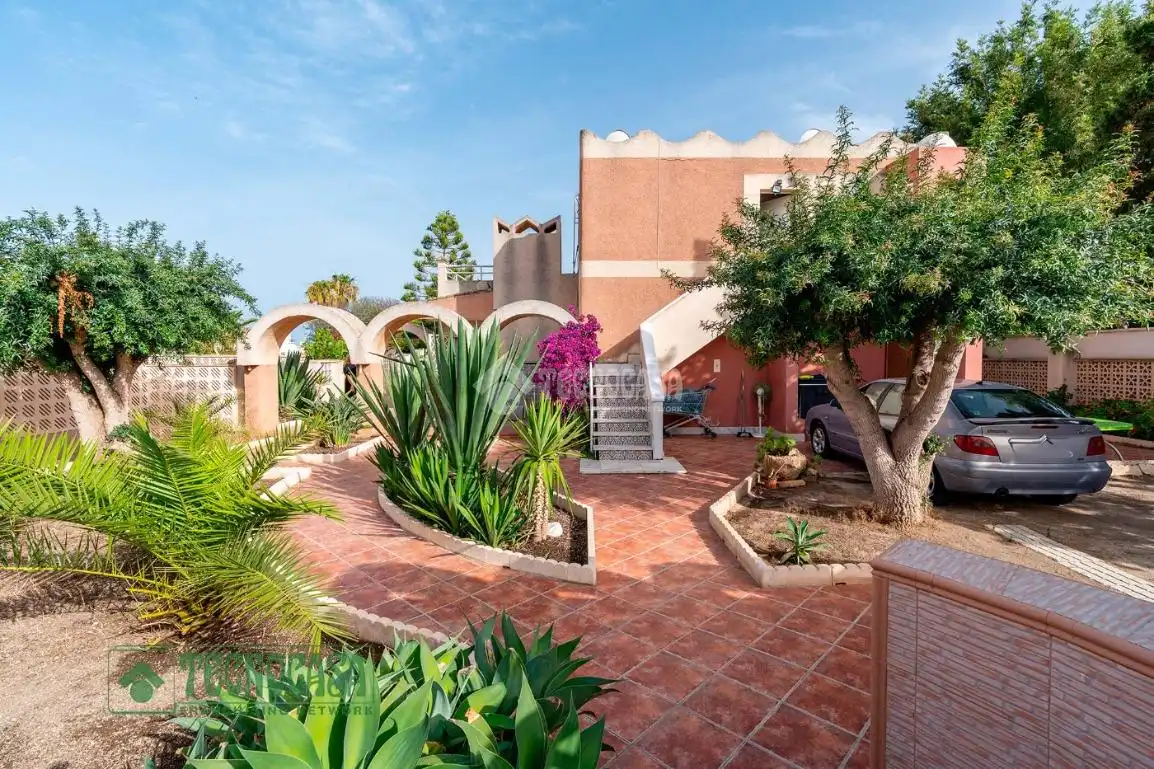 Jardí de Casa o xalet en venda en Roquetas de Mar amb Calefacció, Terrassa i Alarma