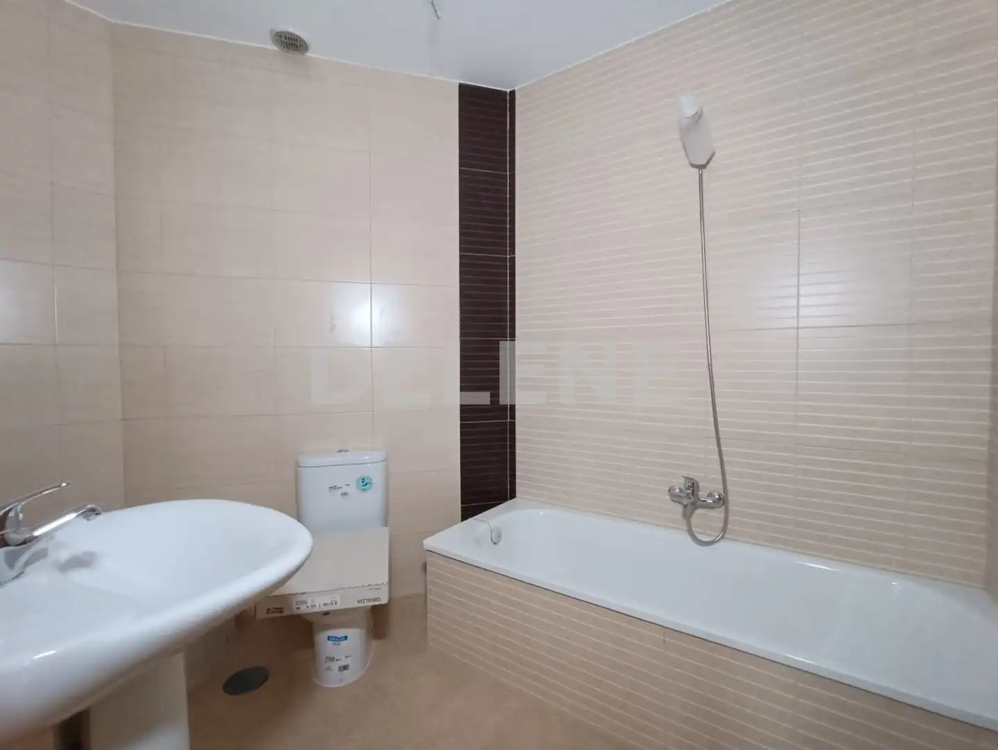Baño de Dúplex en venta en Hellín con Calefacción, Parquet y Balcón