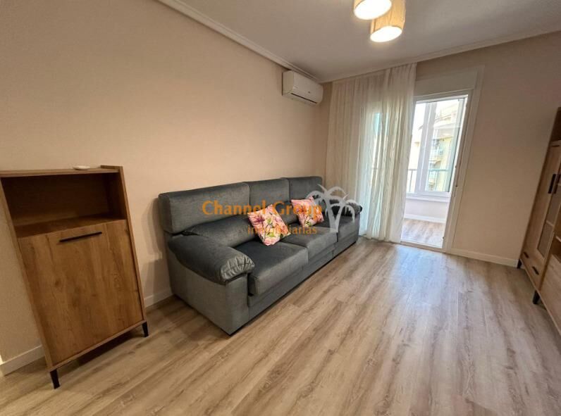 Sala de estar de Apartamento en venta en Torrevieja con Balcón y Piscina comunitaria