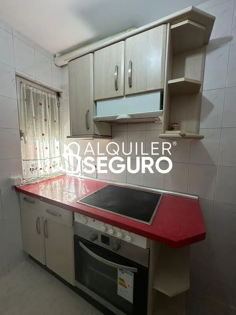 Cuina de Pis de lloguer en Madrid amb Aire condicionat, Calefacció i Moblat