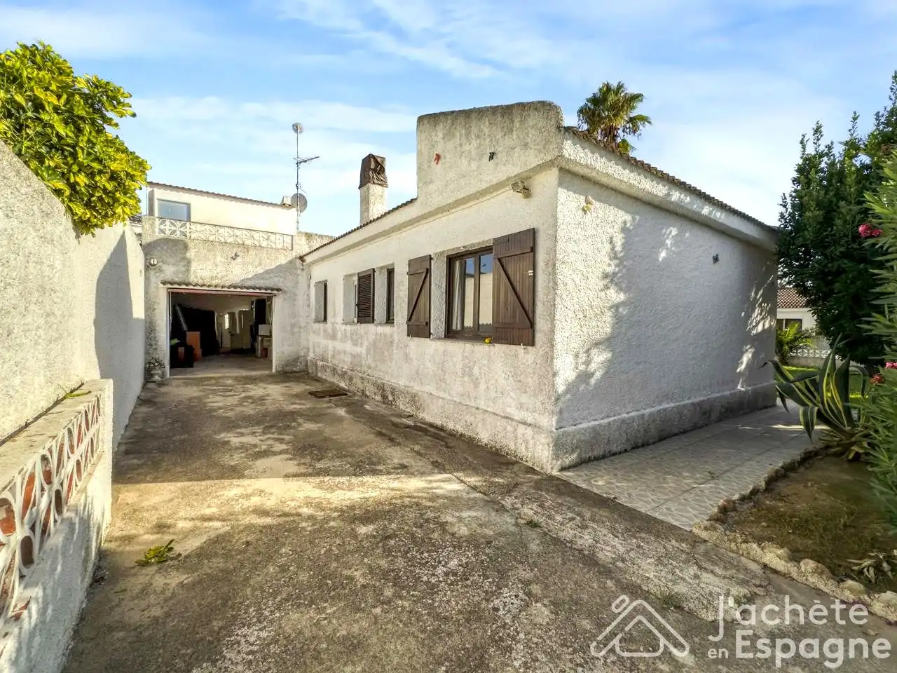 Vista exterior de Casa o xalet en venda en Vinaròs amb Aire condicionat, Calefacció i Jardí privat