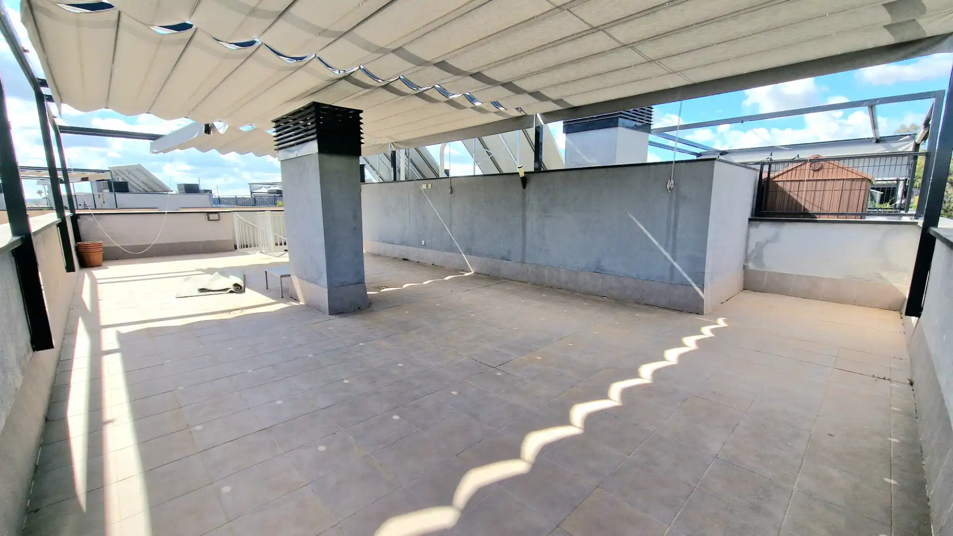 Terrasse von Dachboden zum Verkauf in San Juan de Aznalfarache mit Klimaanlage, Abstellraum und Gemeinschaftspool