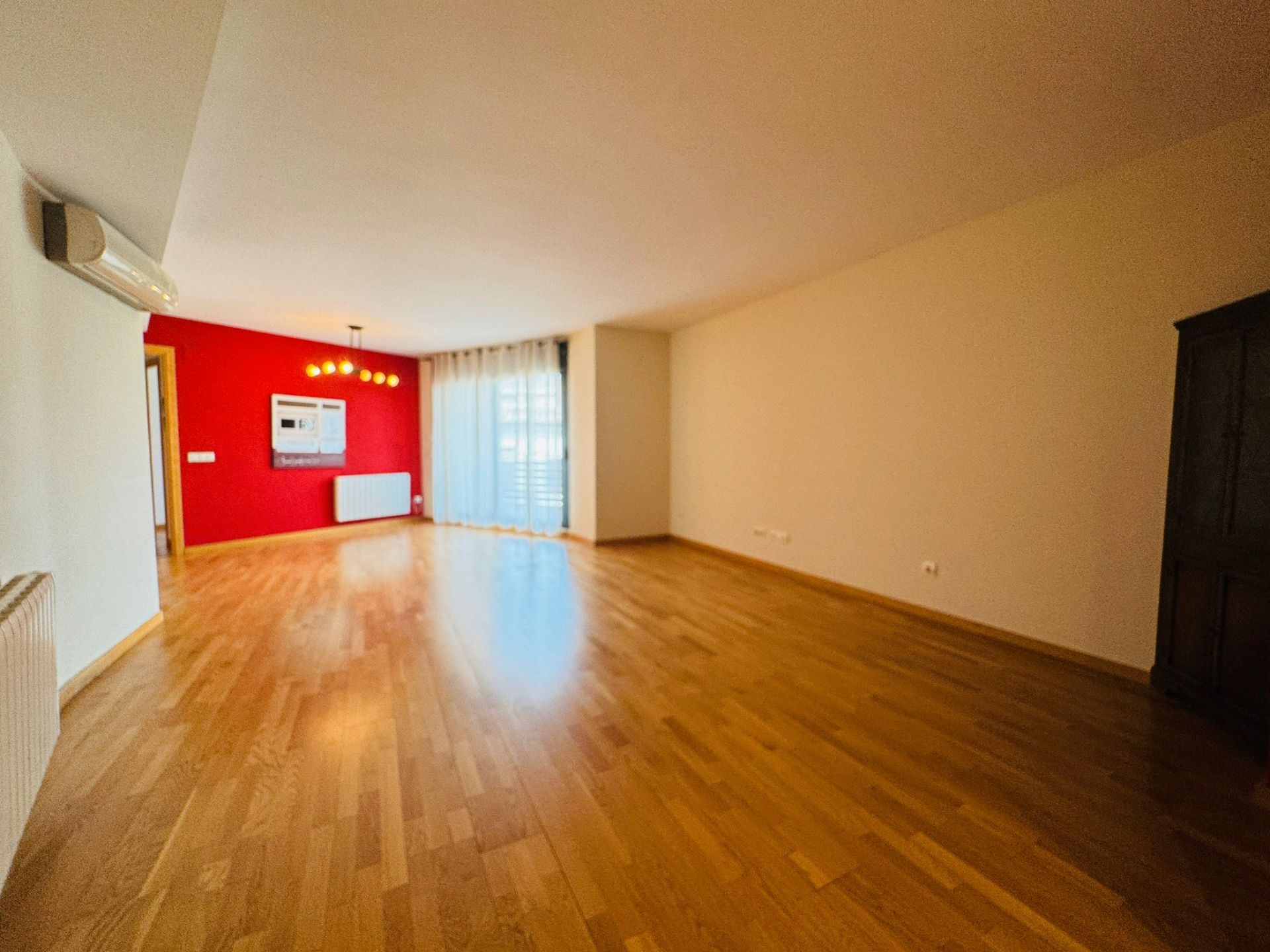 Sala d'estar de Dúplex de lloguer en Peralada amb Aire condicionat, Calefacció i Parquet