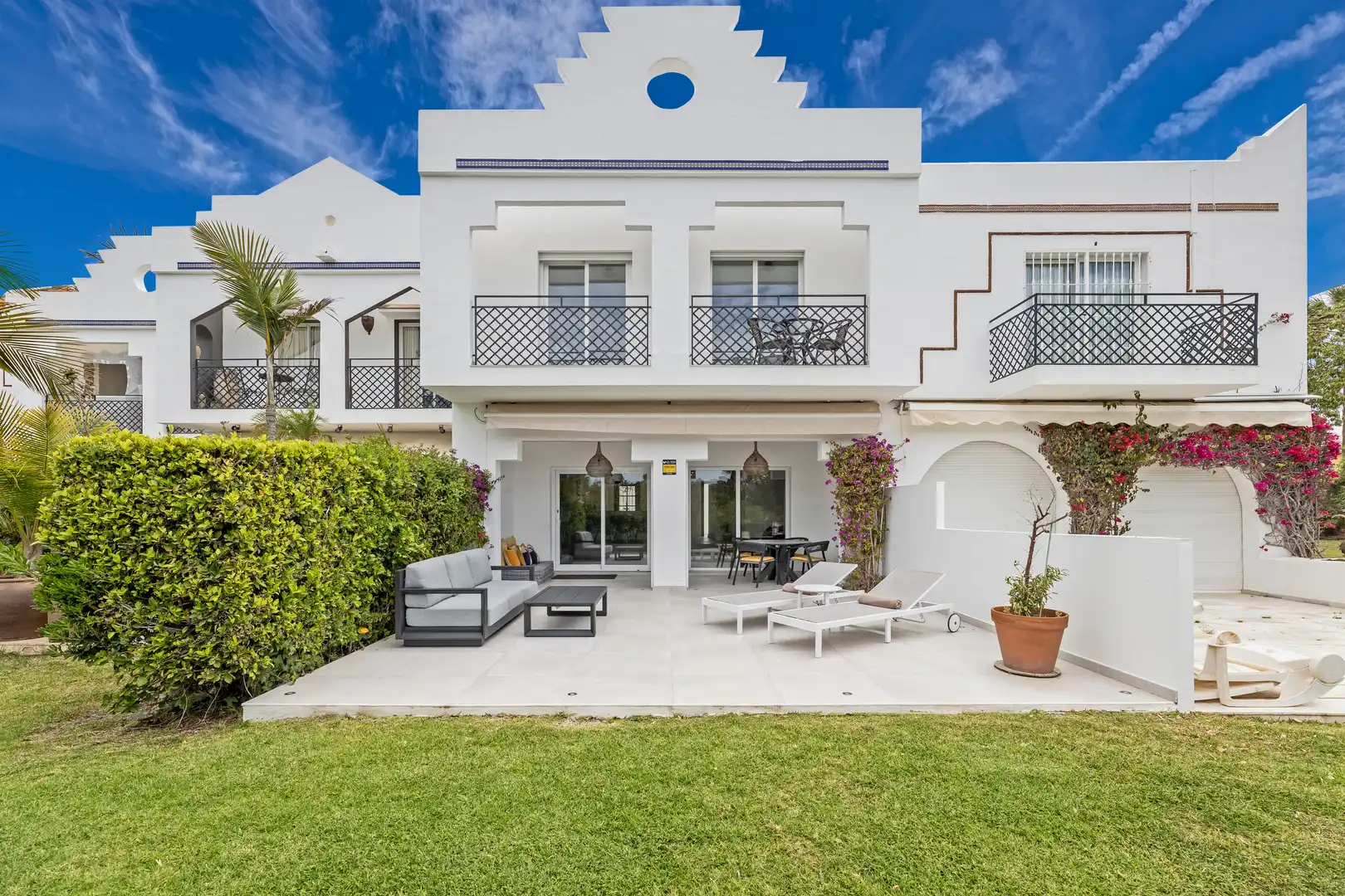 Vista exterior de Casa adosada en venda en Marbella amb Aire condicionat, Jardí privat i Terrassa