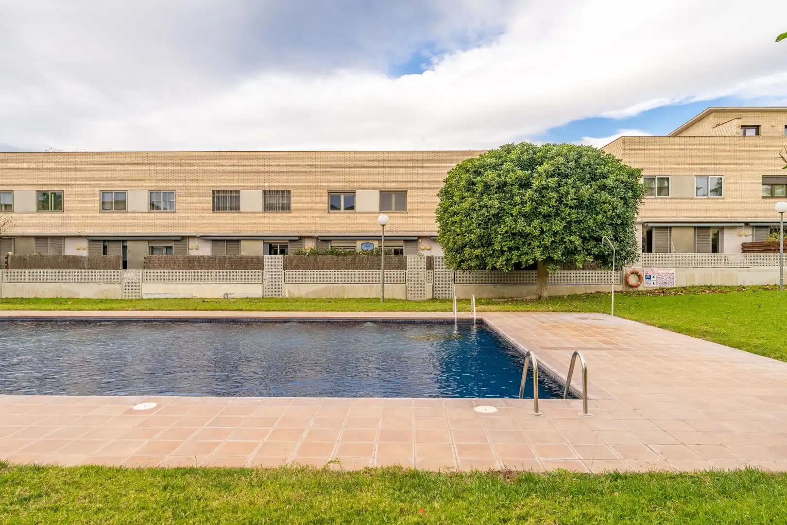 Piscina de Casa adosada en venta en Montbrió del Camp con Aire acondicionado, Calefacción y Jardín privado