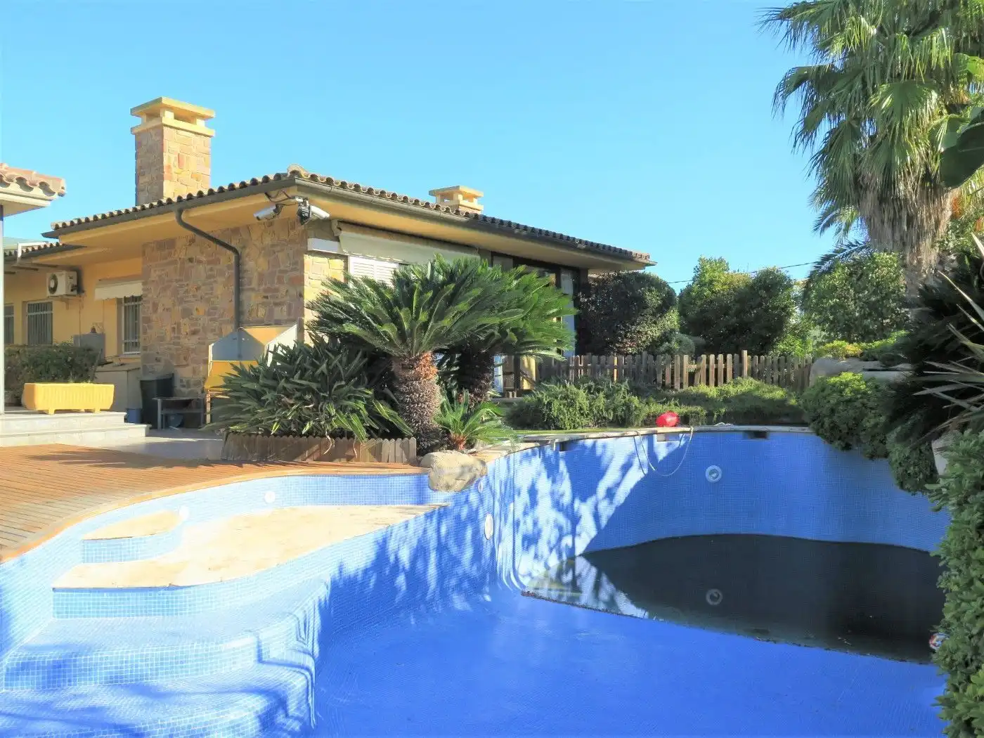 Garden of Houses for sale in L'Escala  with Air Conditioner, Heating and Private garden