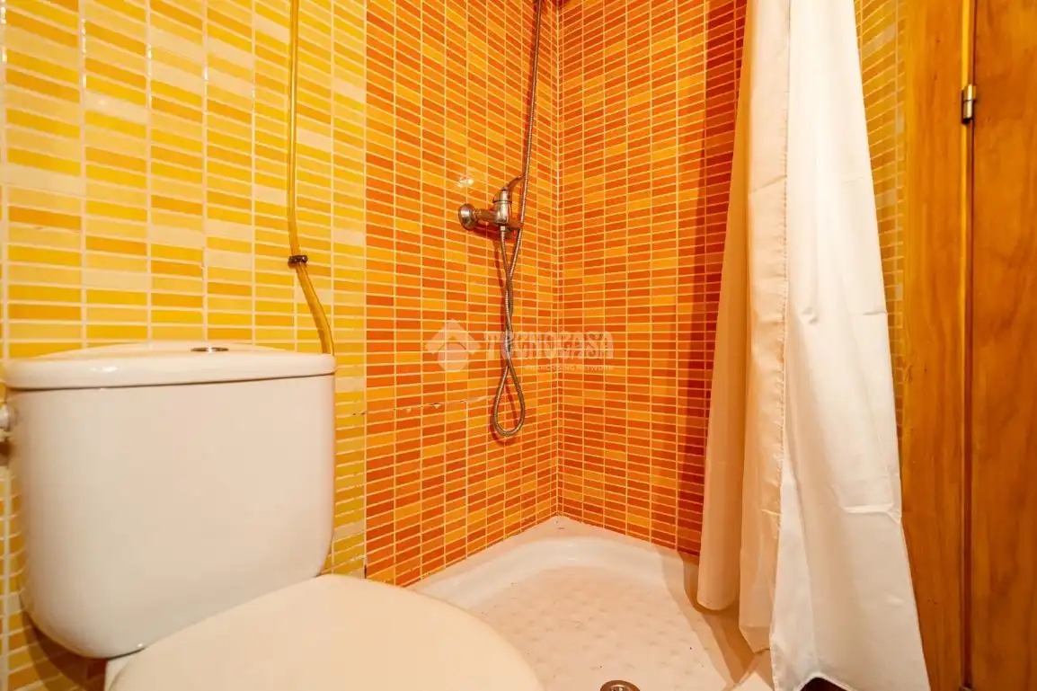 Baño de Estudio en venta en Granada con Aire acondicionado