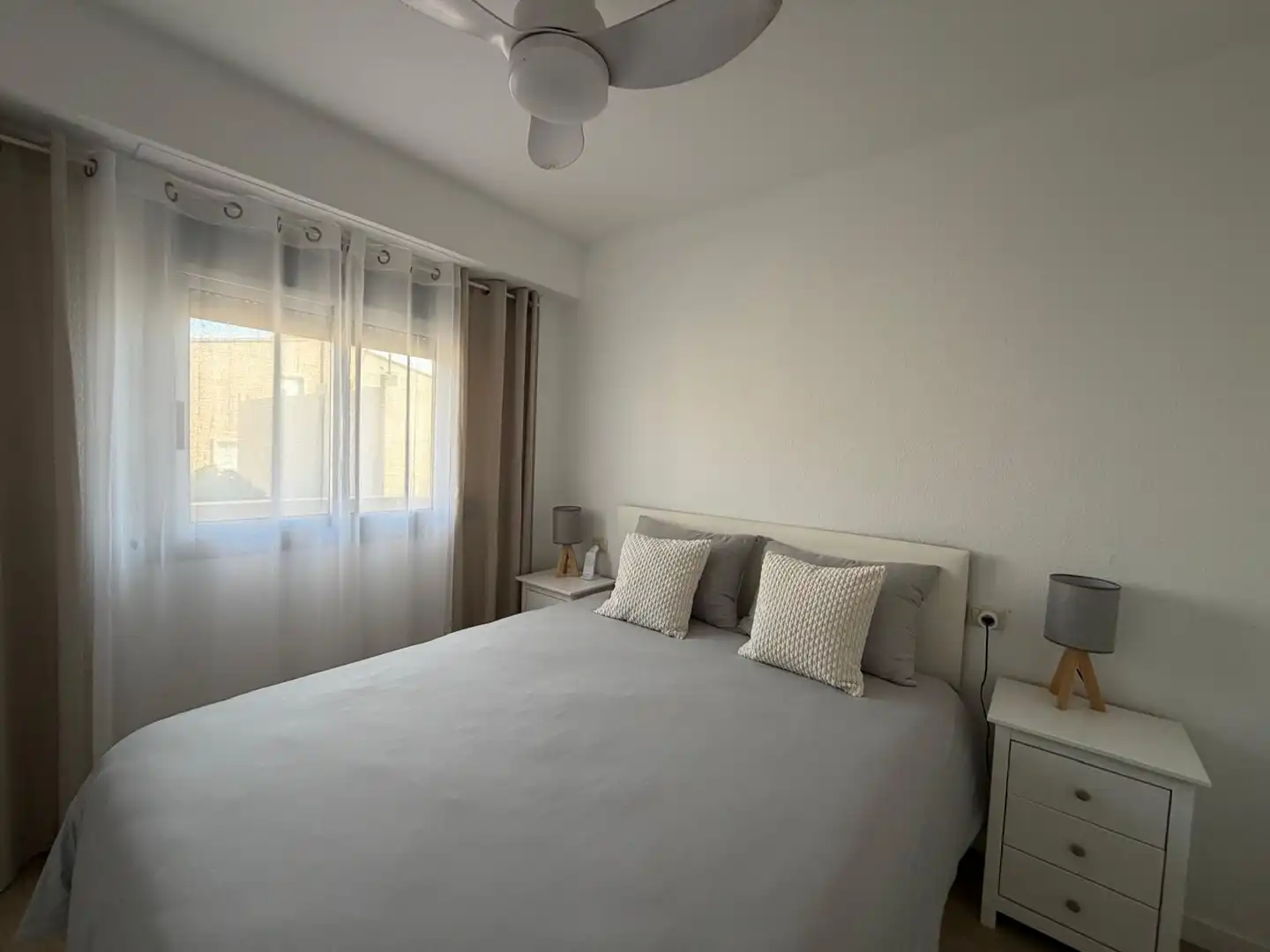 Dormitori de Apartament de lloguer en Sueca amb Parquet, Terrassa i Moblat
