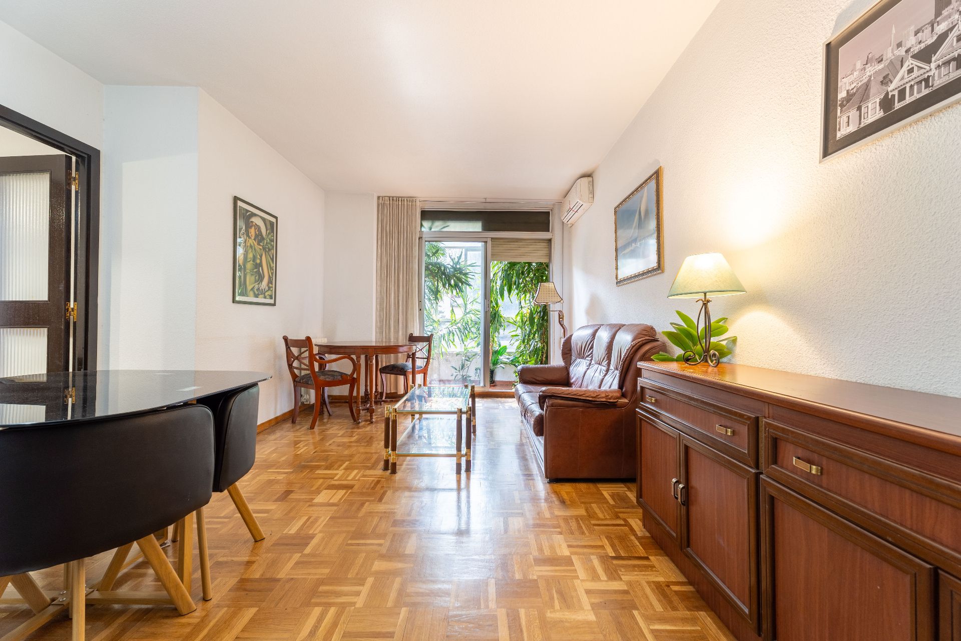 Living room of Flat to rent in  Madrid Capital  with Air Conditioner, Heating and Parquet flooring