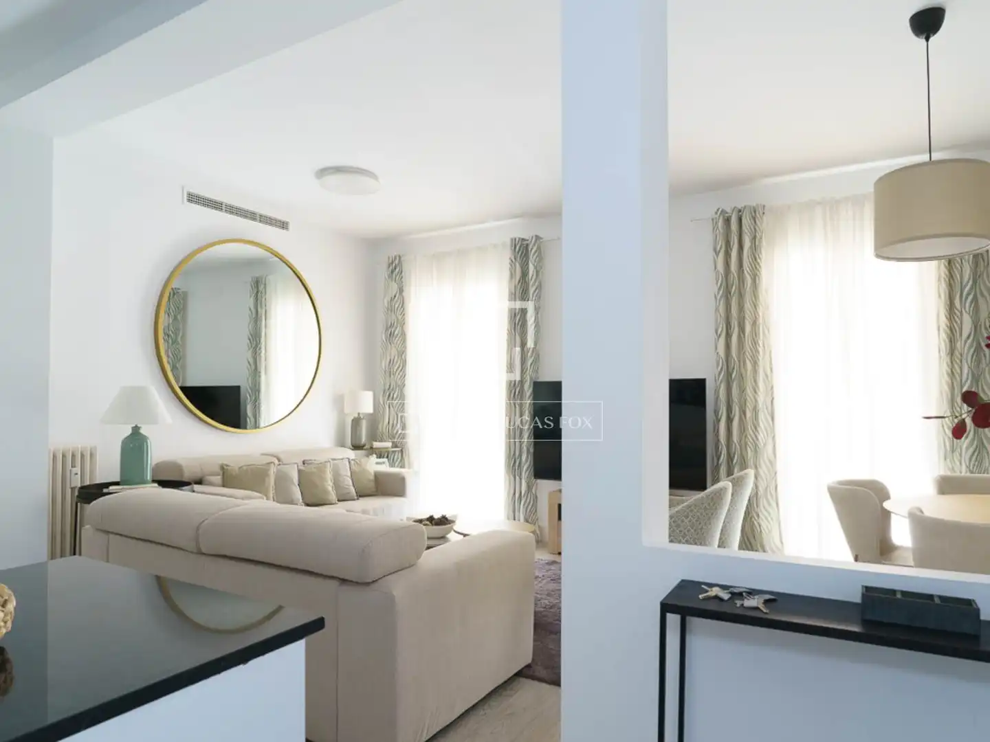 Living room of Flat for rent in Madrid  with Air Conditioner, Parquet flooring and Furnished