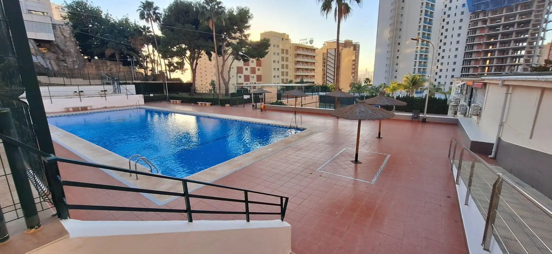 Piscina de Apartamento de alquiler en Benidorm con Aire acondicionado, Jardín privado y Amueblado