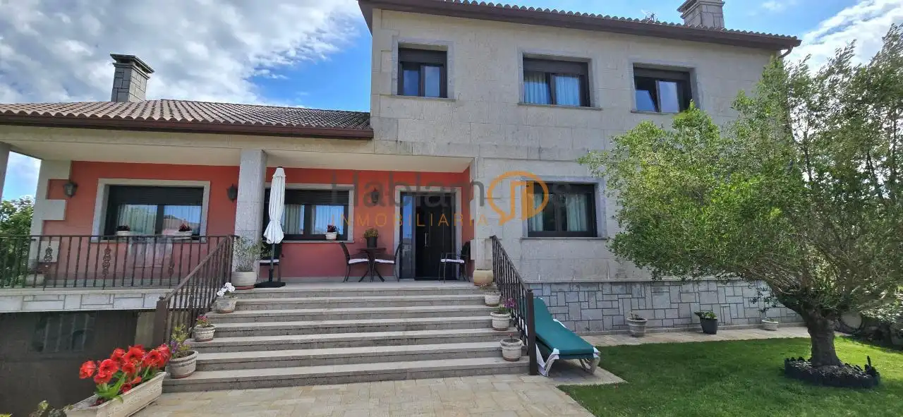 Vista exterior de Casa o xalet en venda en Vilagarcía de Arousa amb Calefacció, Jardí privat i Terrassa