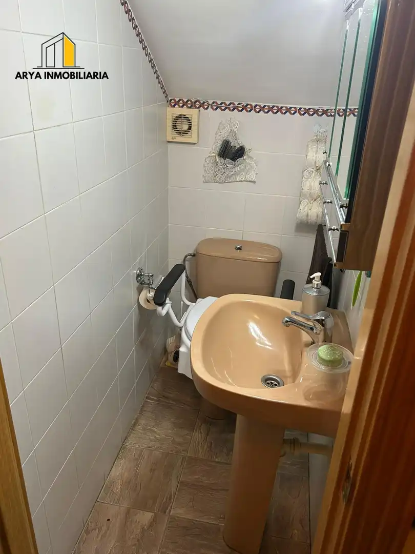 Badezimmer von Einfamilien-Reihenhaus zum Verkauf in Torrejón de Ardoz mit Klimaanlage, Heizung und Terrasse