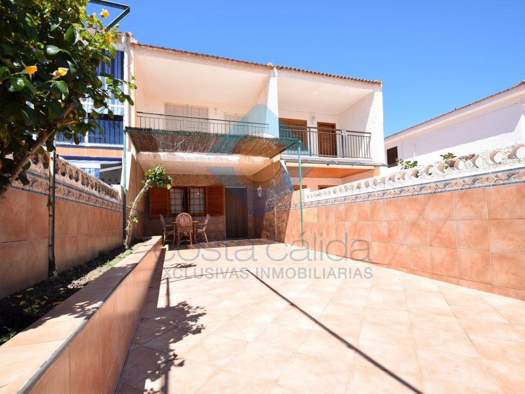 Vista exterior de Casa o xalet en venda en Mazarrón amb Jardí privat, Terrassa i Moblat