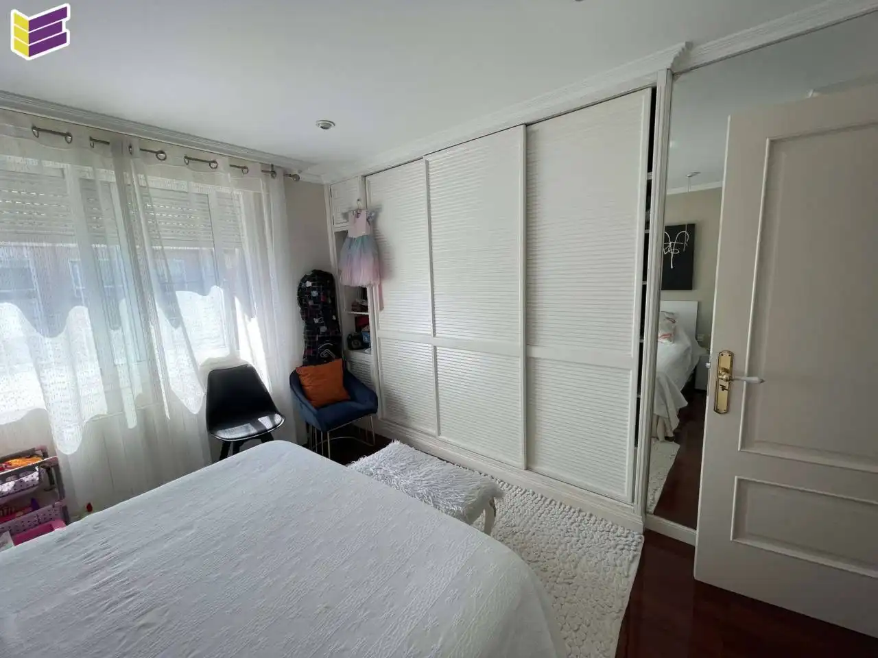 Dormitori de Pis en venda en Vigo  amb Calefacció, Parquet i Terrassa