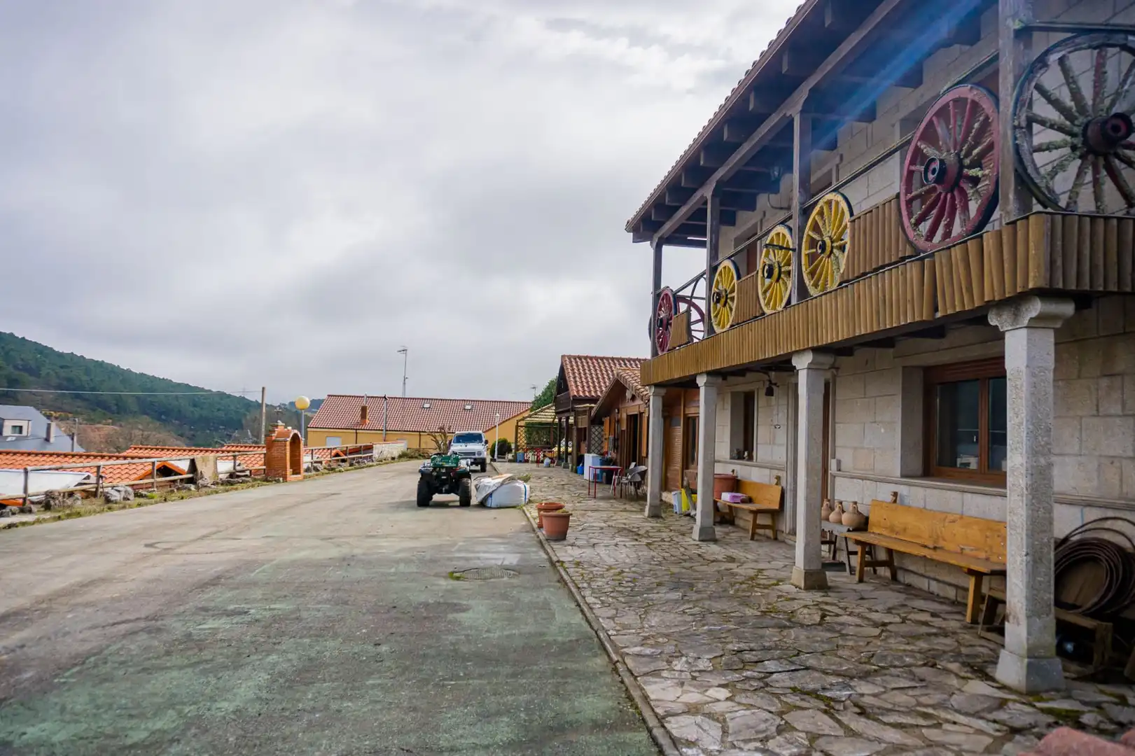 Vista exterior de Casa o xalet en venda en Villagatón amb Aire condicionat, Calefacció i Jardí privat