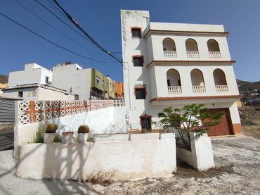 Casa amb balcó en venda a Calle Guadalete