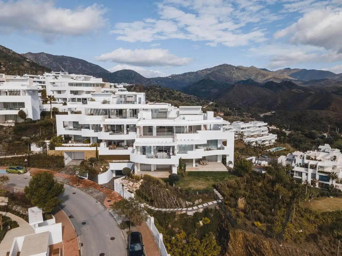 Vista exterior de Dúplex en venta en Marbella con Terraza y Piscina comunitaria