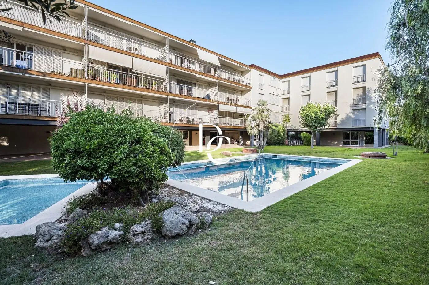 Außenansicht von Wohnung zum Verkauf in Sitges mit Klimaanlage, Heizung und Privatgarten