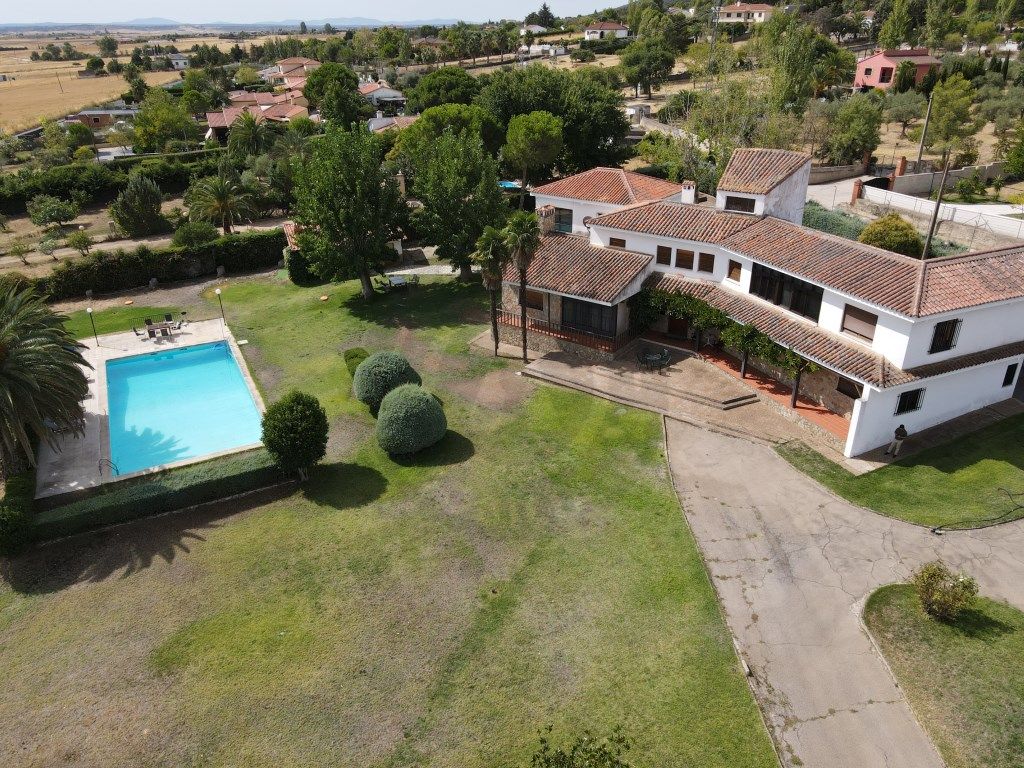Jardí de Casa o xalet en venda en Sierra de Fuentes amb Aire condicionat, Jardí privat i Terrassa