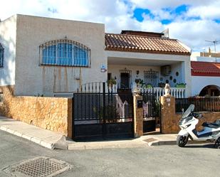 Vista exterior de Casa o xalet en venda en Huércal de Almería amb Jardí privat, Terrassa i Moblat