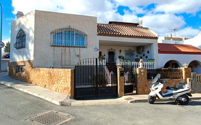 Vista exterior de Casa o xalet en venda en Huércal de Almería amb Jardí privat, Terrassa i Moblat