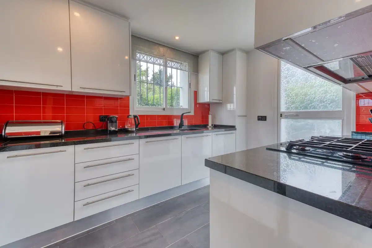 Cocina de Casa o chalet en venta en Manilva con Aire acondicionado, Jardín privado y Terraza