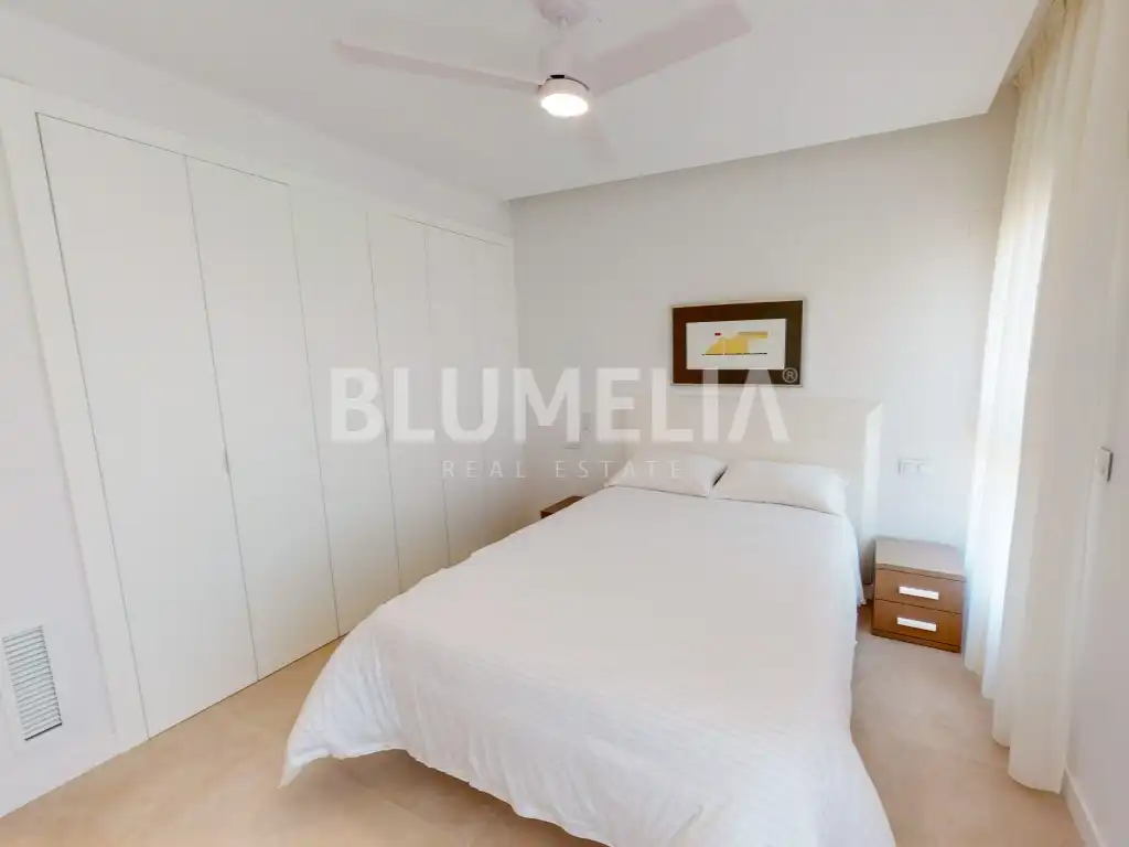 Schlafzimmer von Dachboden zum Verkauf in Oliva mit Klimaanlage, Heizung und Privatgarten