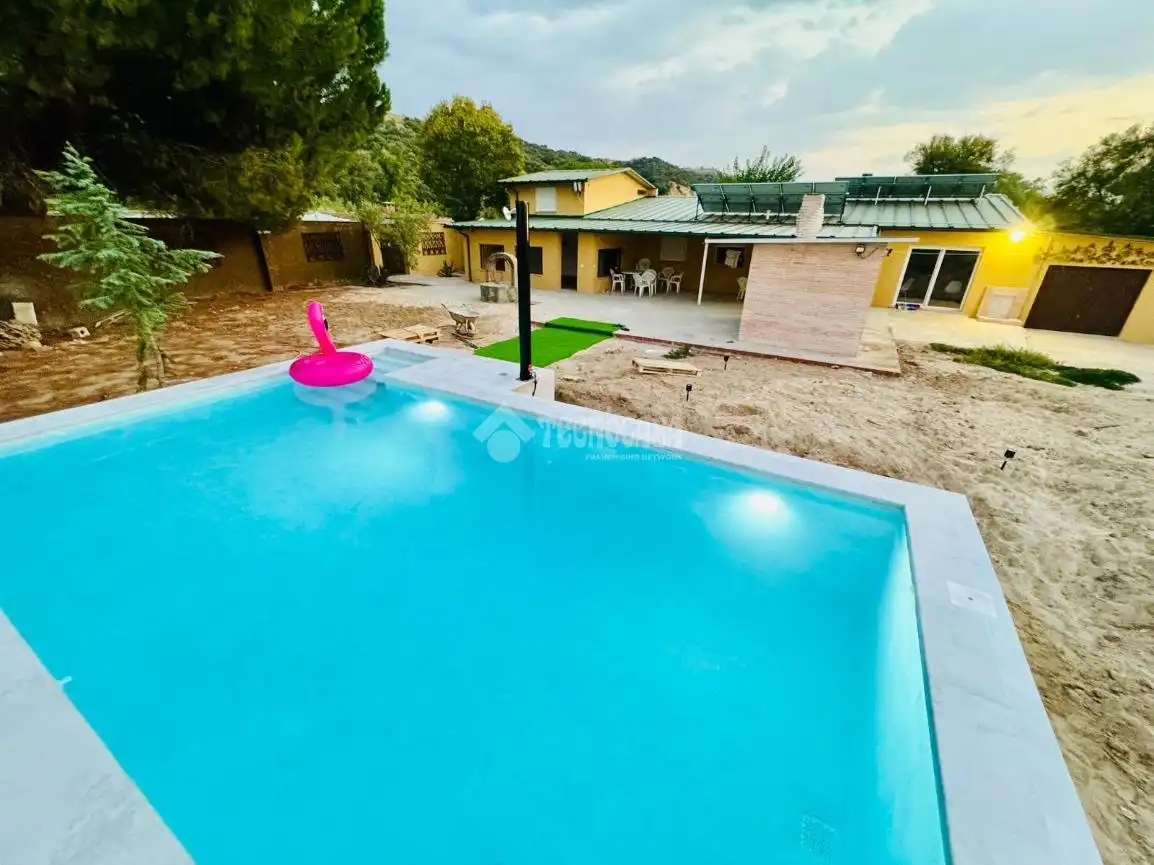 Piscina de Casa o xalet en venda en Talavera de la Reina amb Aire condicionat, Calefacció i Jardí privat