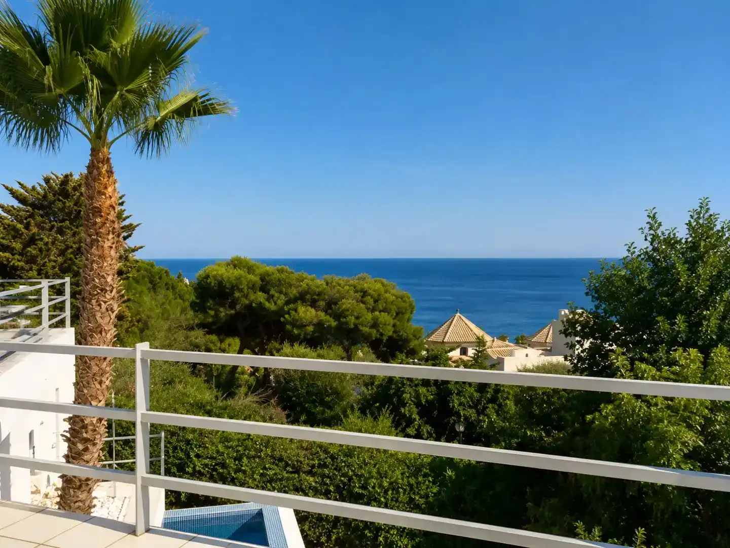 Vista exterior de Casa o xalet en venda en Salobreña amb Aire condicionat, Piscina i Balcó