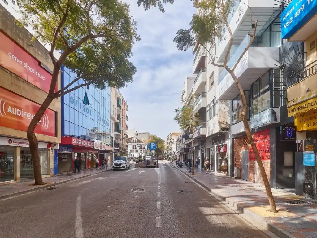 Außenansicht von Wohnung zum Verkauf in Fuengirola mit Klimaanlage, Terrasse und Ofen