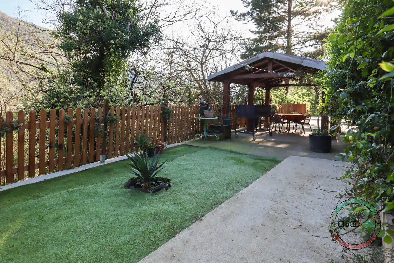 Terrassa de Casa o xalet en venda en Oviedo  amb Calefacció, Jardí privat i Parquet