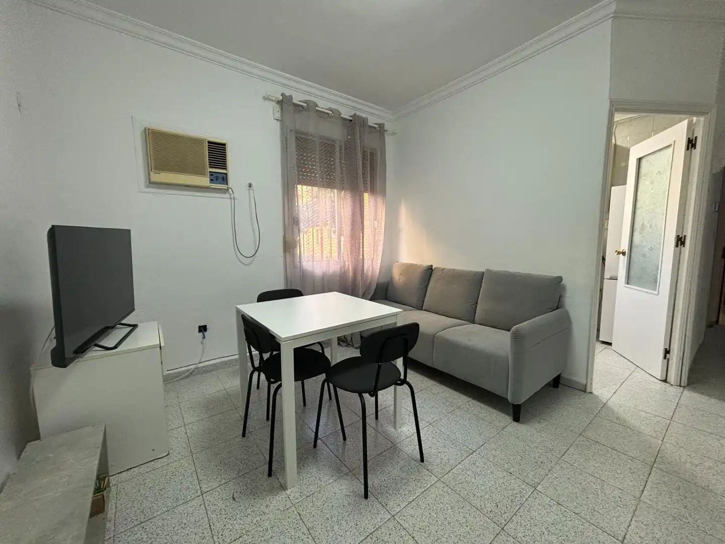 Living room of Flat for sale in Sevilla  with Terrace, Furnished and Balcony