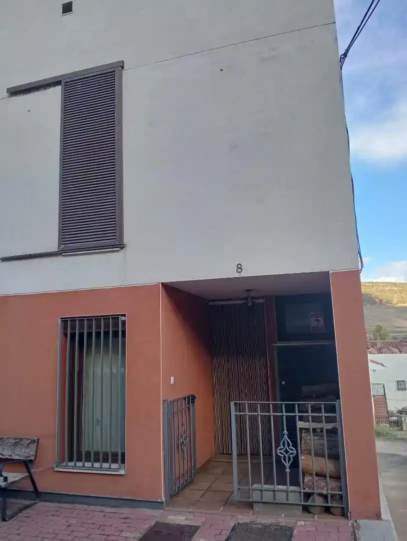Vista exterior de Casa adosada en venta en Tragacete con Balcón