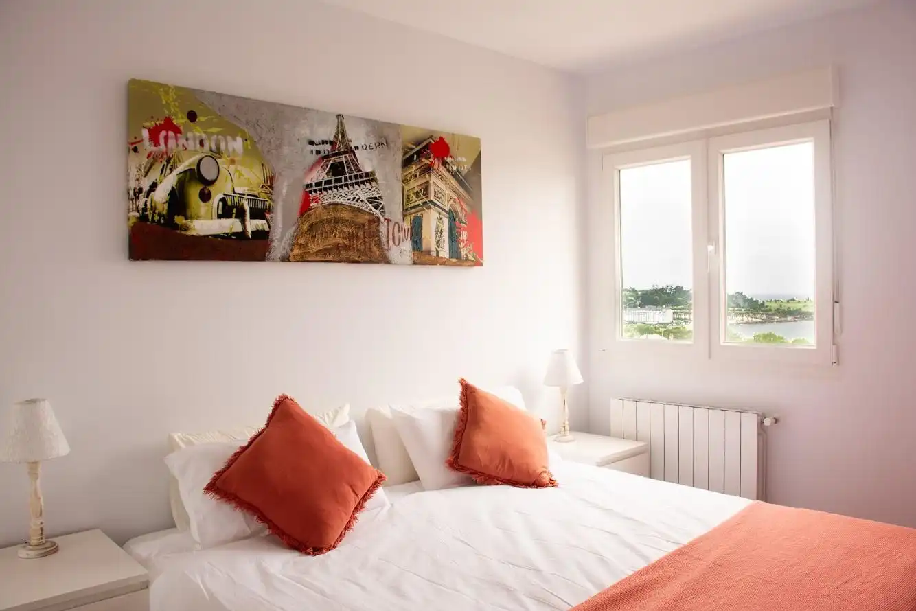 Schlafzimmer von Wohnung zur Miete in Santander mit Heizung und Privatgarten