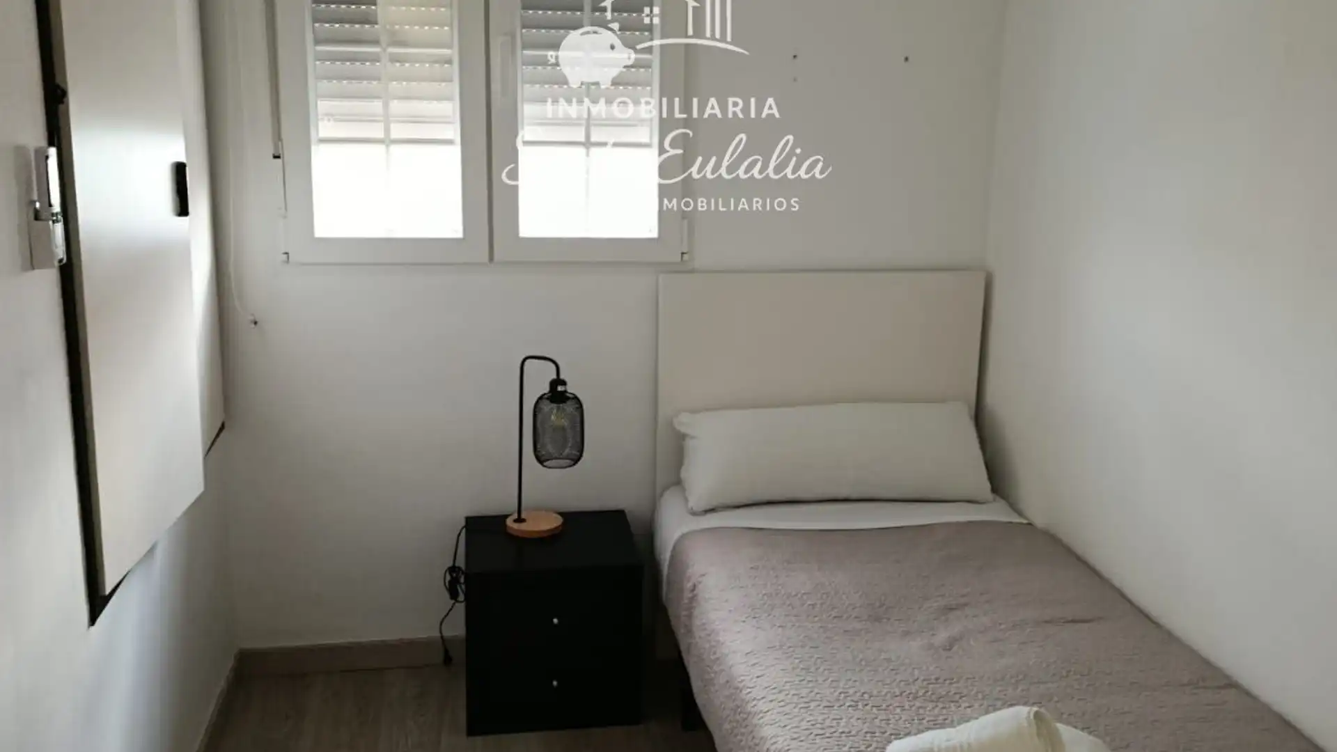 Habitación de Casa adosada en venta en Mérida con Aire acondicionado, Parquet y Horno
