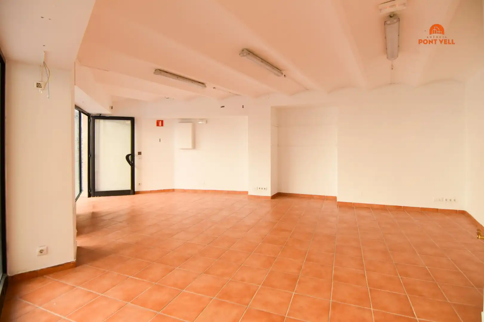 Local commercial à vendre à La Bisbal d'Empordà, imagen 2