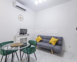 Sala d'estar de Apartament de lloguer en  Madrid Capital amb Aire condicionat