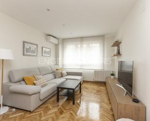 Sala d'estar de Apartament de lloguer en  Madrid Capital amb Aire condicionat, Calefacció i Parquet