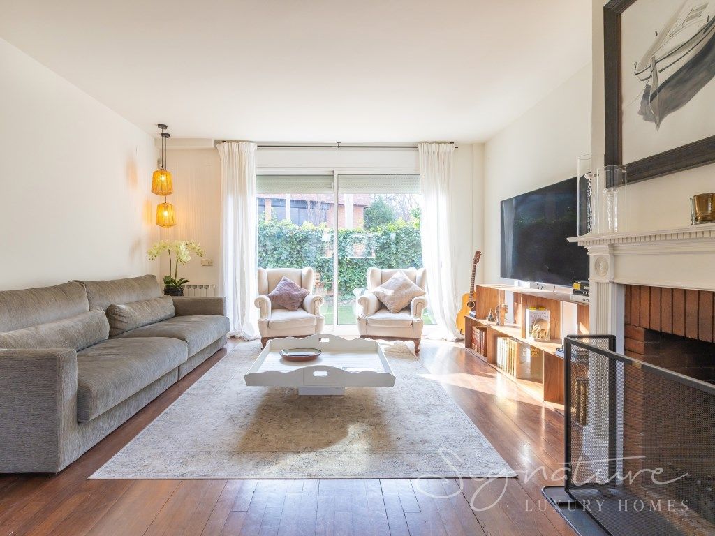 Sala de estar de Casa adosada en venta en Sant Cugat del Vallès con Aire acondicionado, Jardín privado y Terraza