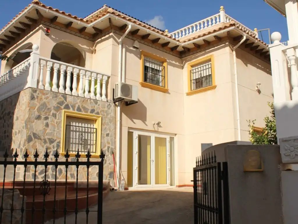 Vista exterior de Casa o chalet en venta en Orihuela con Aire acondicionado y Piscina