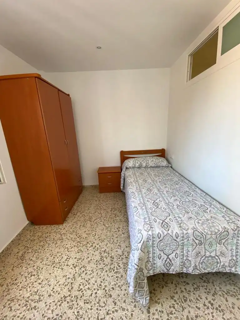 Dormitori de Pis per a compartir en Málaga amb Aire condicionat, Moblat i Alarma