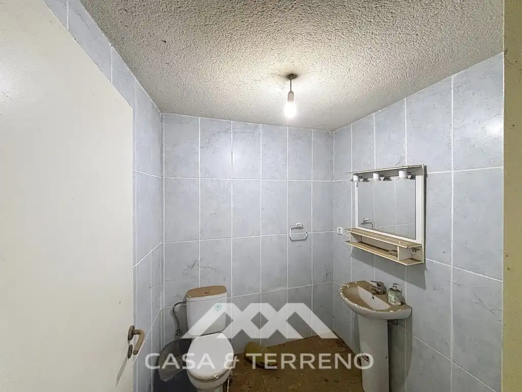 Badezimmer von Fabrikhallen zum Verkauf in Arenas