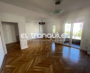 Living room of Flat to rent in  Madrid Capital  with Air Conditioner, Parquet flooring and Terrace