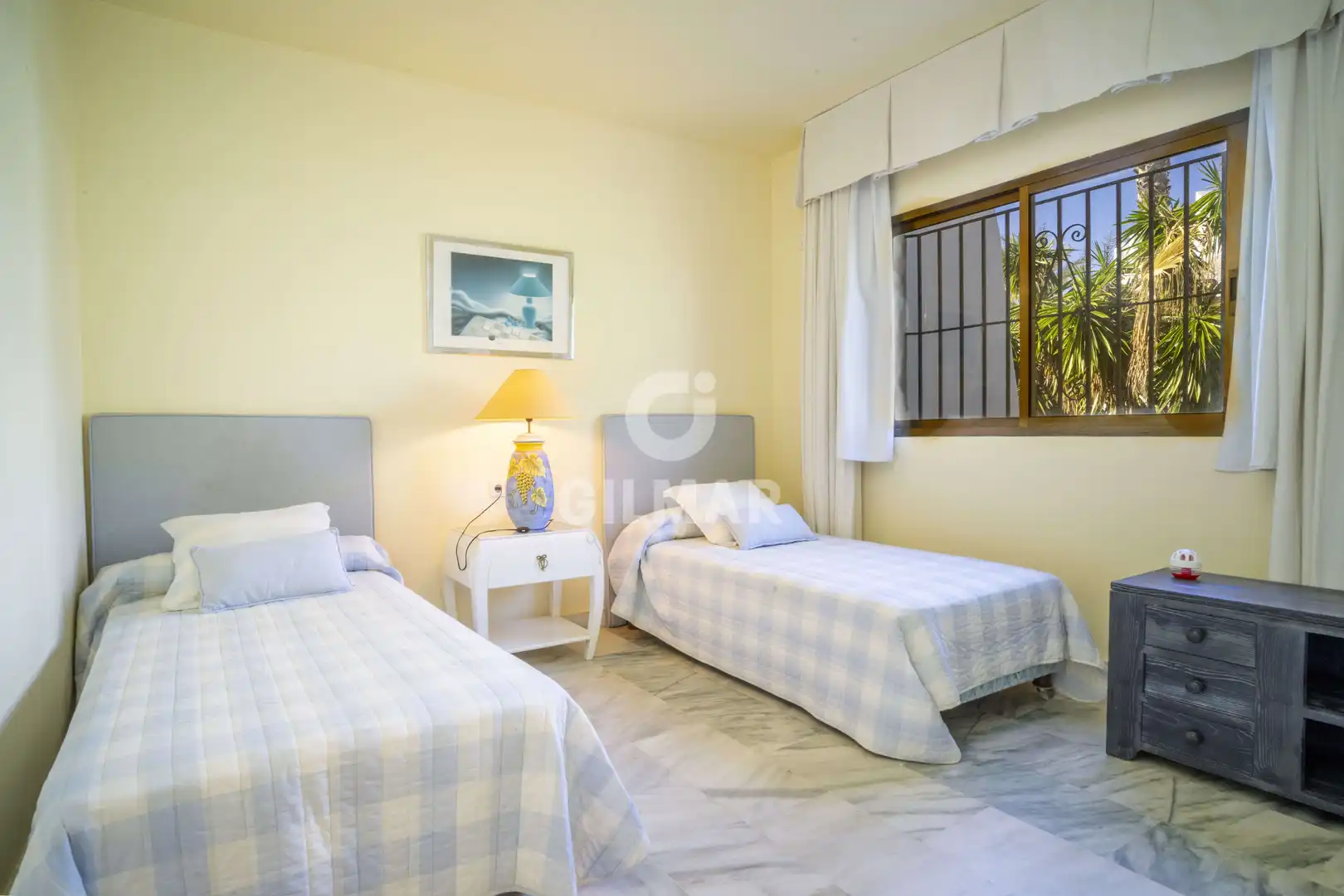 Schlafzimmer von Einfamilien-Reihenhaus zum Verkauf in Marbella mit Heizung, Privatgarten und Schwimmbad
