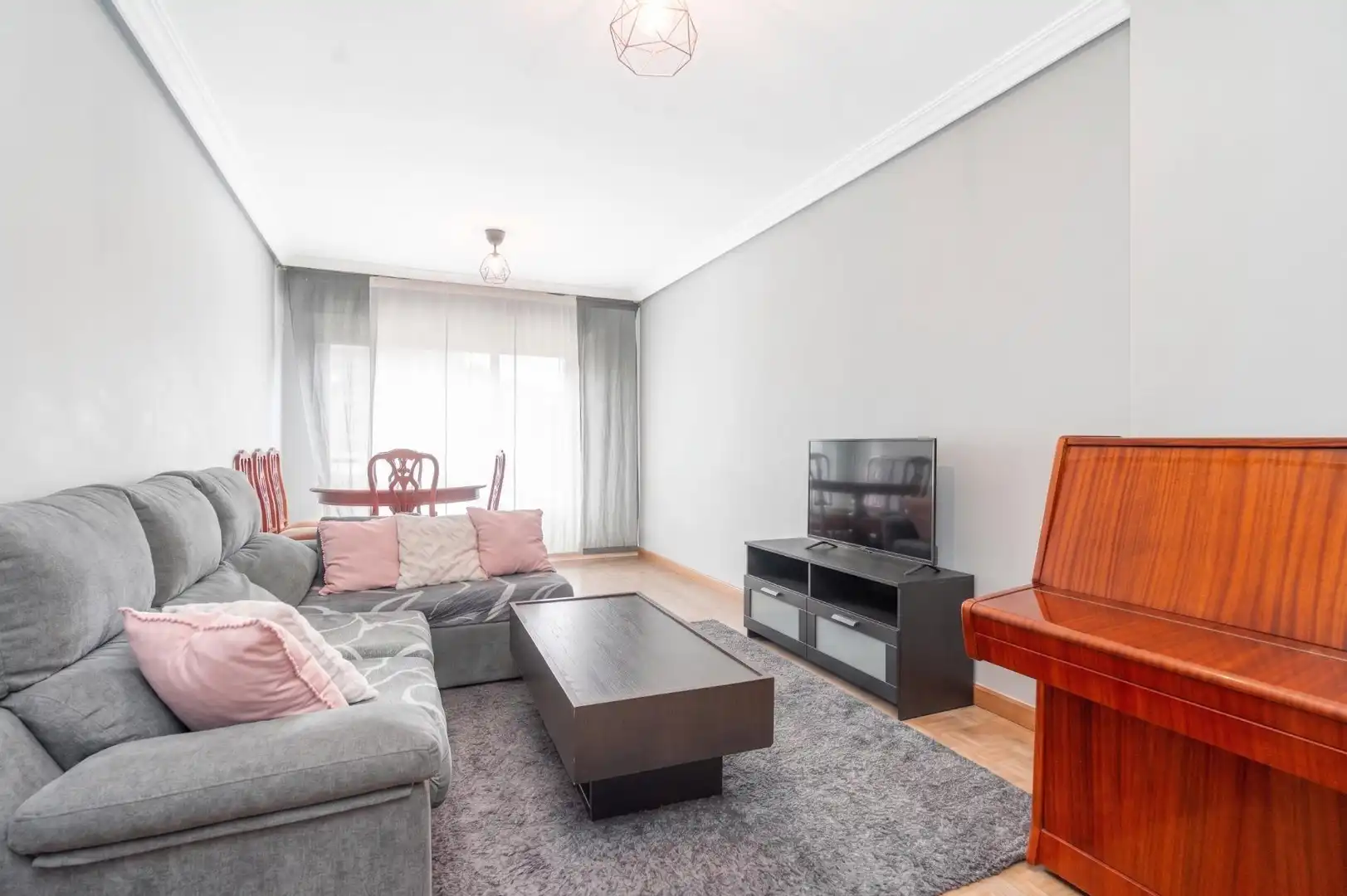 Sala d'estar de Apartament en venda en Oviedo  amb Calefacció, Terrassa i Balcó