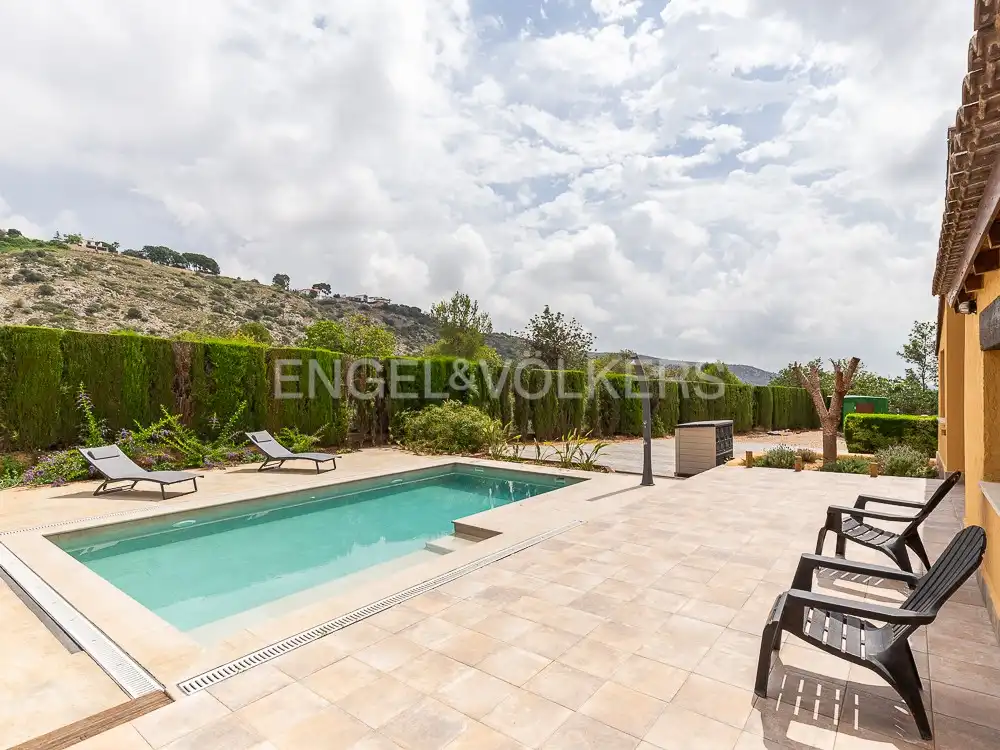 Piscina de Casa o chalet de alquiler en Torrent con Aire acondicionado, Calefacción y Jardín privado