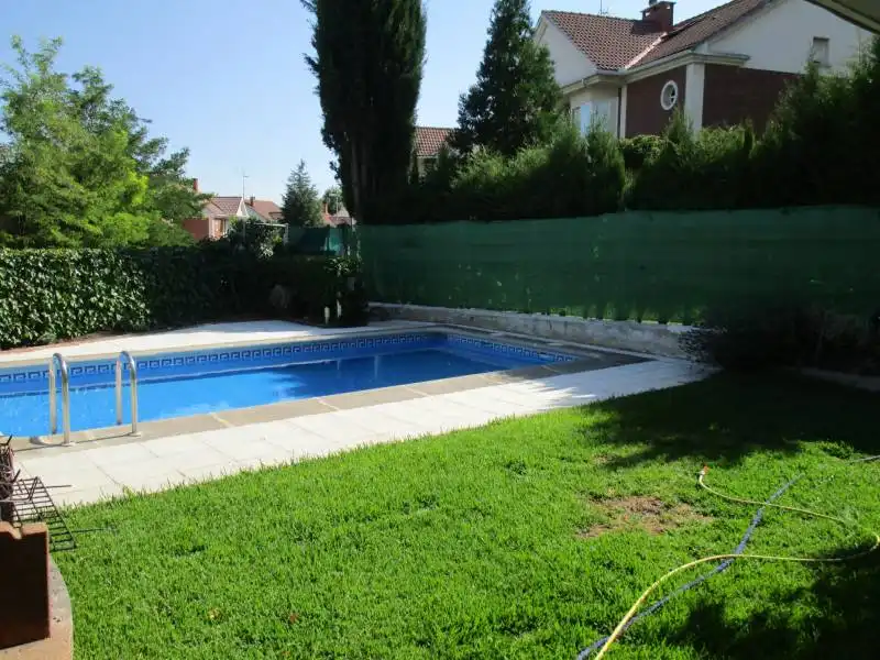 Piscina de Casa adosada en venda en Cabrerizos amb Calefacció, Traster i Piscina